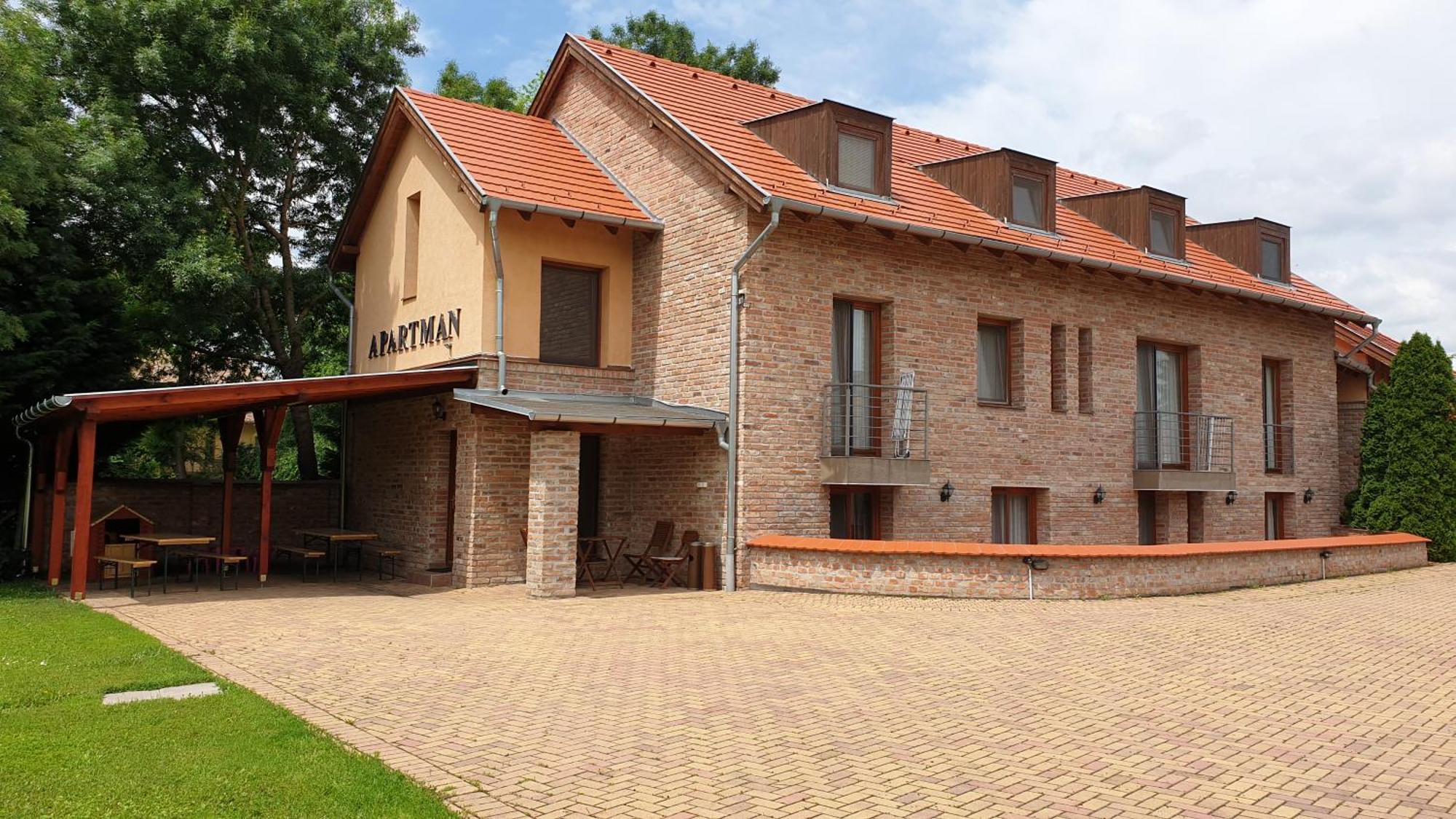 Gyulai Fuerdoe Apartman Exterior photo