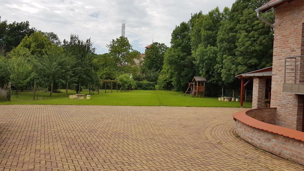 Gyulai Fuerdoe Apartman Exterior photo